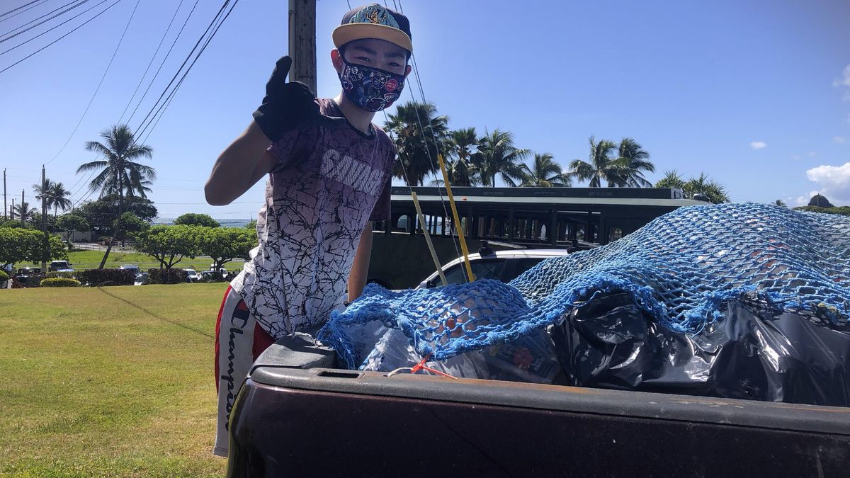 На Гавайи парень сортирует мусор, чтобы оплатить обучение другим детям