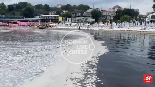 Чому море в Одесі вкрилося білою смердючою піною: екологи дали відповідь