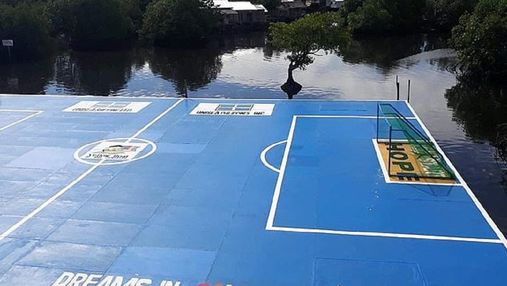 За м'ячем доведеться пливти: благодійники збудували футбольне поле просто в морі