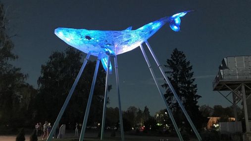 На ВДНГ з'явився "Київський кит" – найбільша в Україні скульптура з переробленого пластику 