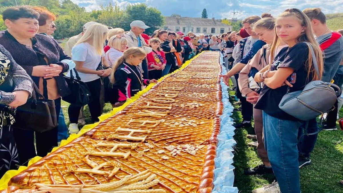 У Черкасах спекли гігантський яблучний пиріг: встановлено рекорд України - Новини Черкаси - Тренди