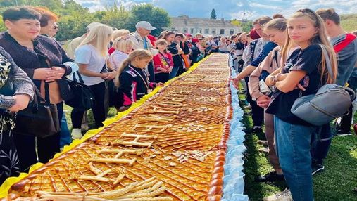 В Черкассах испекли гигантский яблочный пирог: установлен рекорд Украины