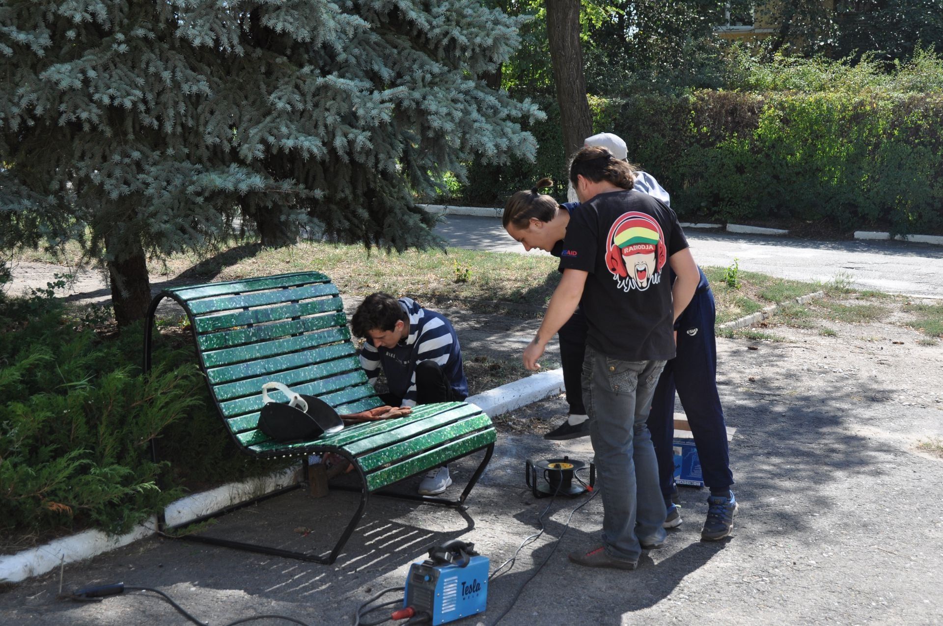 На Донеччині з'явилася лавка з переробленого пластику - Тренди На Донеччині з'явилася лавка з переробленого пластику - Тренди