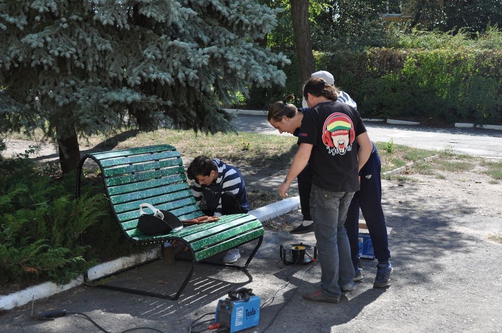 На Донеччині з'явилася лавка з переробленого пластику - Тренди На Донеччині з'явилася лавка з переробленого пластику - Тренди