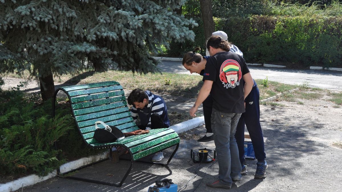На Донбассе появилась скамейка из переработанного пластика - Тренды