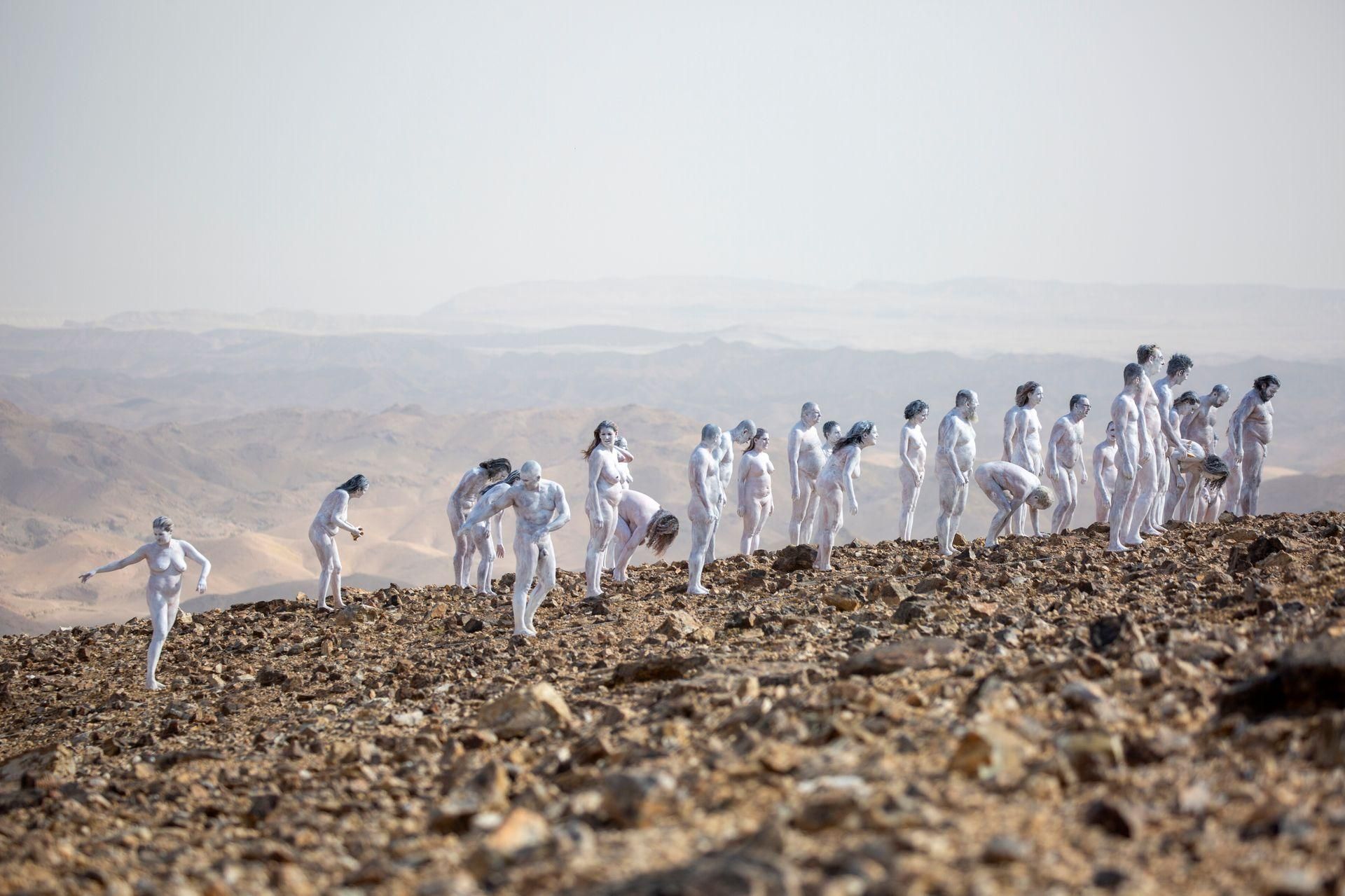 Фотограф зібрав близько 200 оголених людей на березі Мертвого моря: висока мета - Тренди