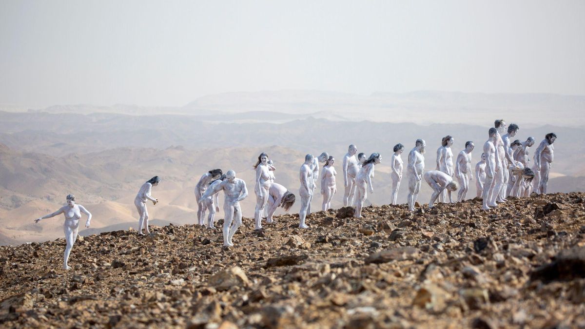 Фотограф собрал около 200 обнаженных людей на берегу Мертвого моря: высокая цель - новости Израиля - Тренды