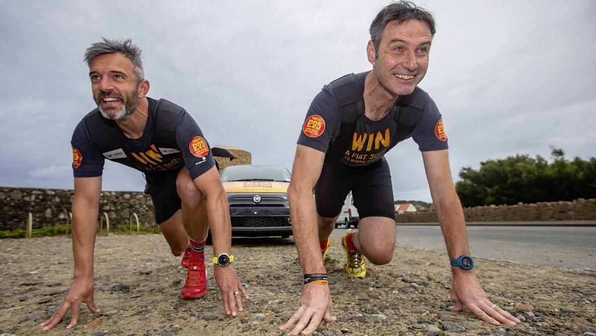 Двое мужчин протащили авто более 40 километров для благотворительного челленджа - Тренды Двое мужчин протащили авто более 40 километров для благотворительного челленджа - Тренды