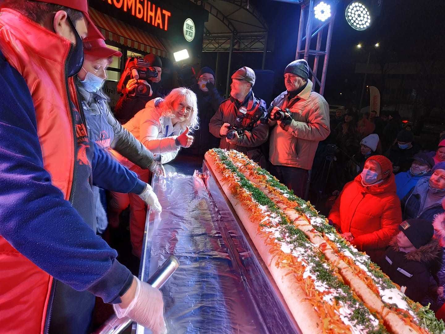 В Харькове создали гигантский хот-дог: установлен рекорд - Тренды