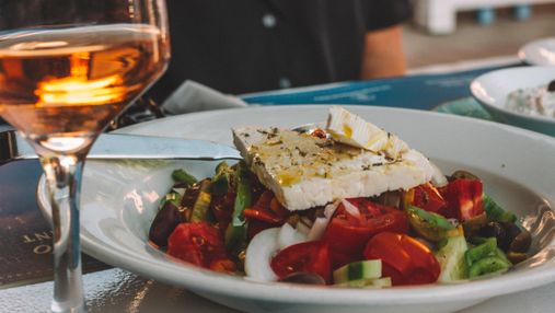 Как приготовить классический греческий салат за 15 минут: простой и доступный рецепт