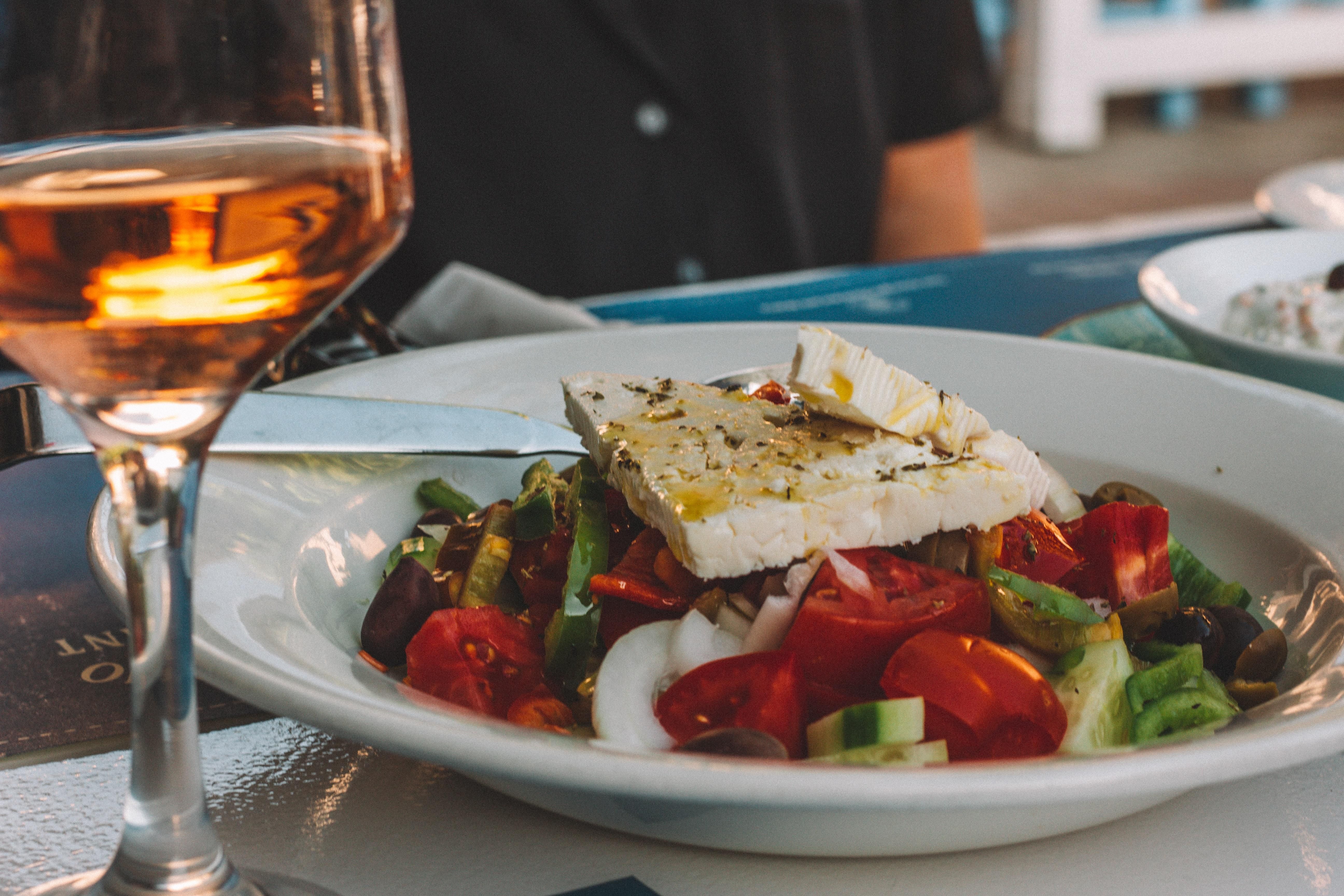 Как приготовить классический греческий салат за 15 минут: простой и доступный рецепт - Тренды