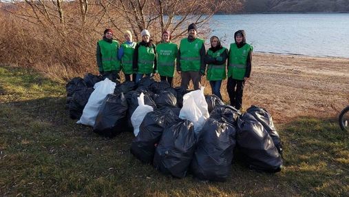 Екоактивісти зібрали на берегах Дністра 100 мішків сміття