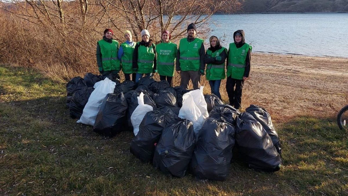 Экоактивисты собрали на берегах Днестра 100 мешков мусора - Украина новости - Тренды