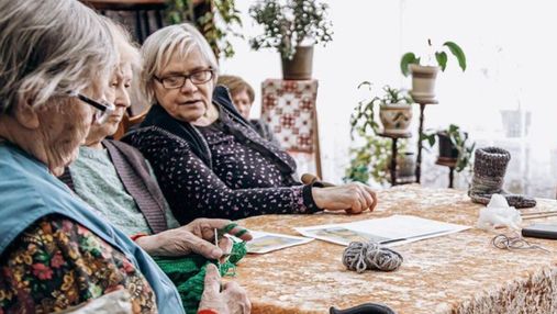 Заснували власний бренд: як львівські бабусі в'яжуть речі на благодійність