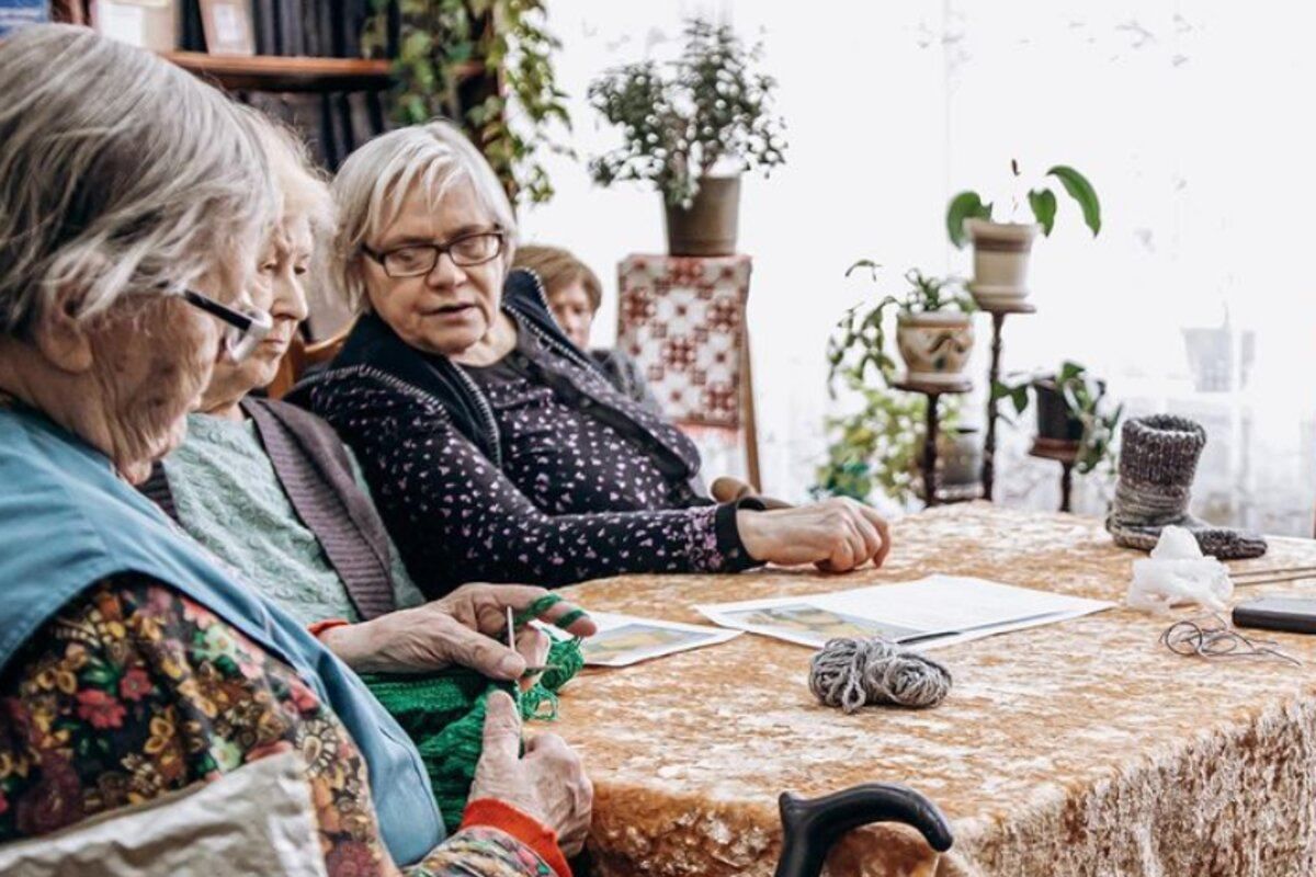 Основали собственный бренд: как львовские бабушки вяжут вещи на благотворительность - Тренды