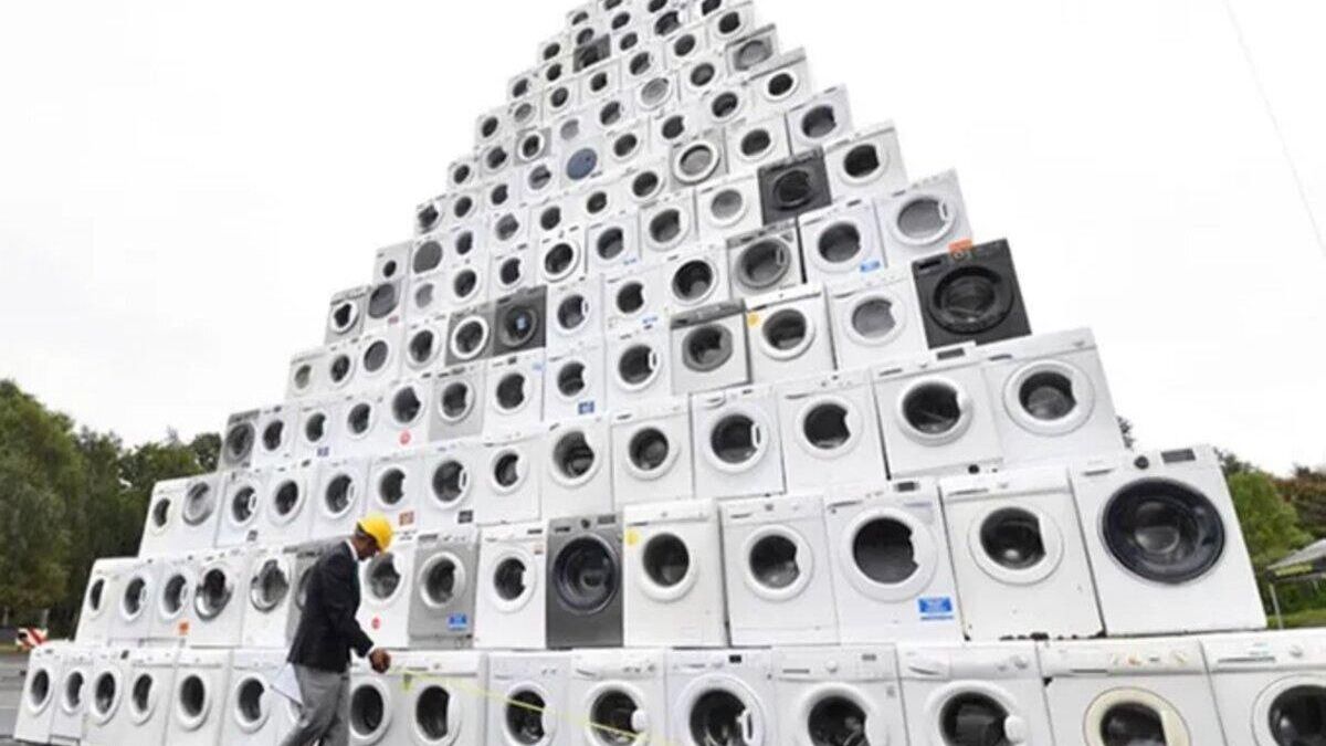 Британська компанія створила гігантську піраміду з пральних машин - Тренди
