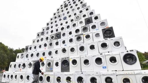 Британська компанія створила гігантську піраміду з пральних машин