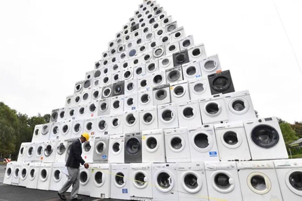 Британская компания создала гигантскую пирамиду из стиральных машин - Тренды