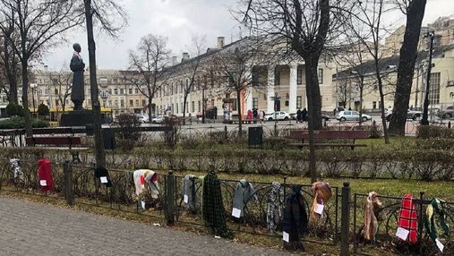 На парканах київського Подолу з'явились шарфи: що вони означають
