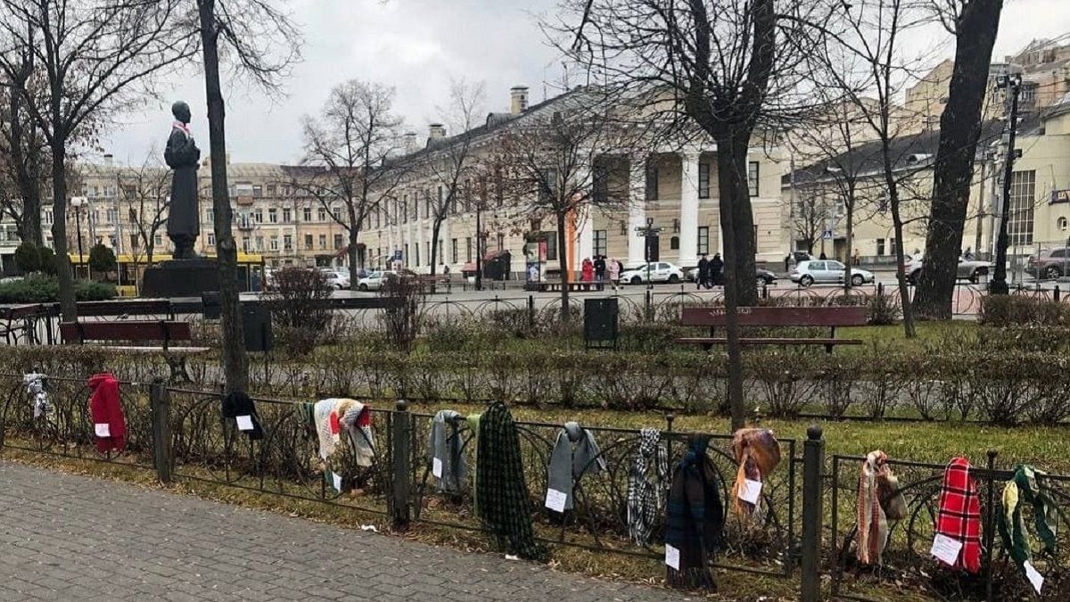 На парканах київського Подолу з'явились шарфи: що вони означають - Новини Київ - Тренди
