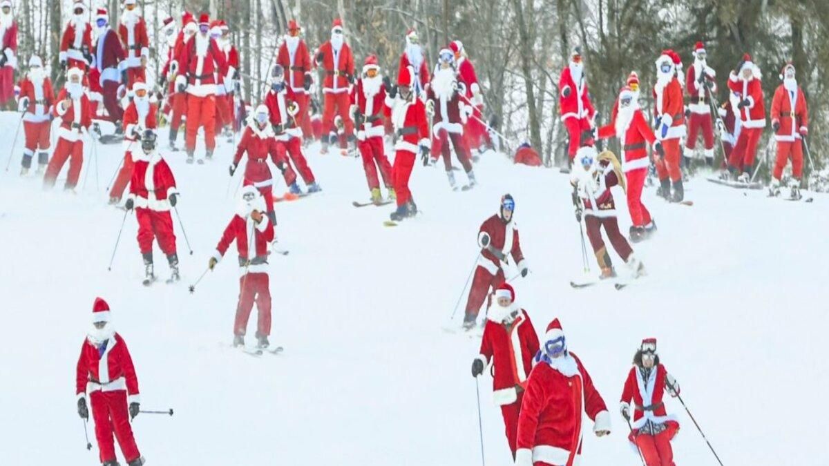 У США лижники та сноубордисти підкорили схили у костюмах Санта-Клауса - Тренди