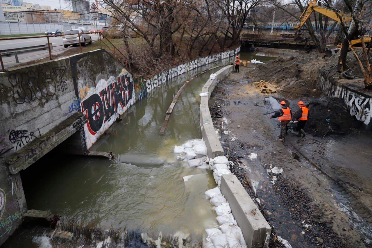 В Киеве реку Лыбидь спасают от засорения - Тренды В Киеве реку Лыбидь спасают от засорения - Тренды