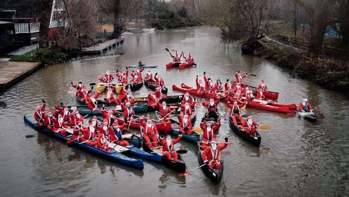 Десятки Санта-Клаусів взяли участь у запливі річкою Суар з благородною метою: промовисті фото