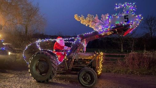 У Британії влаштували різдвяний парад тракторів 