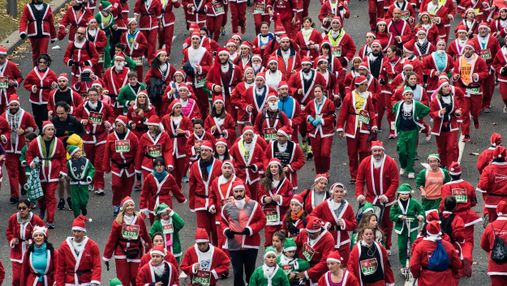 Сотні Санта-Клаусів пробігли Мадридом, щоб допомогти потерпілим жителям Канар