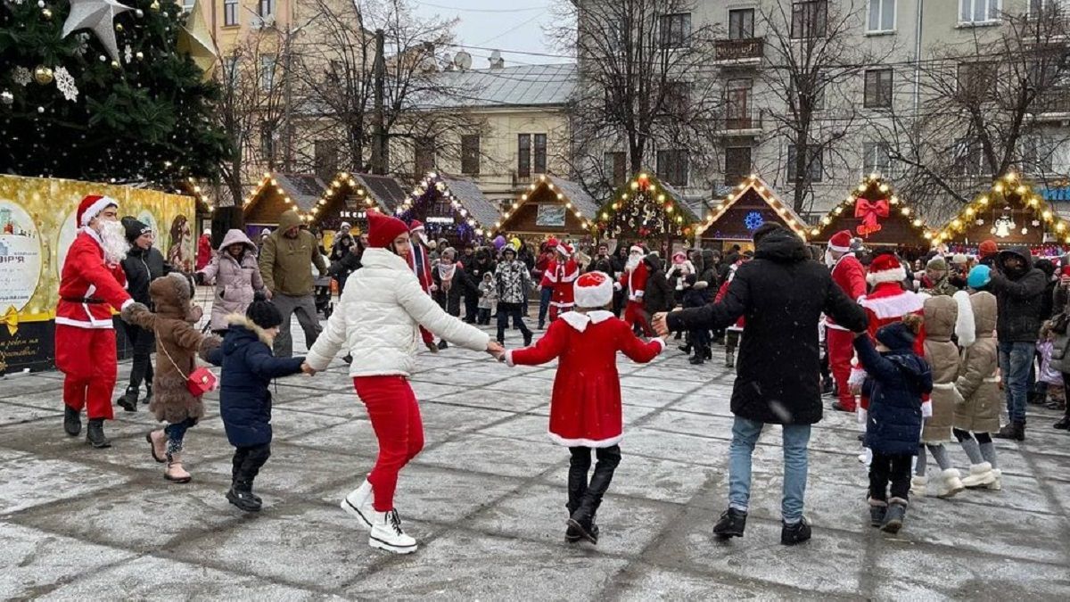 В Черновцах состоялся благотворительный флешмоб Сант и помощников - Свежие новости Черновцов - Тренды В Черновцах состоялся благотворительный флешмоб Сант и помощников - Свежие новости Черновцов - Тренды