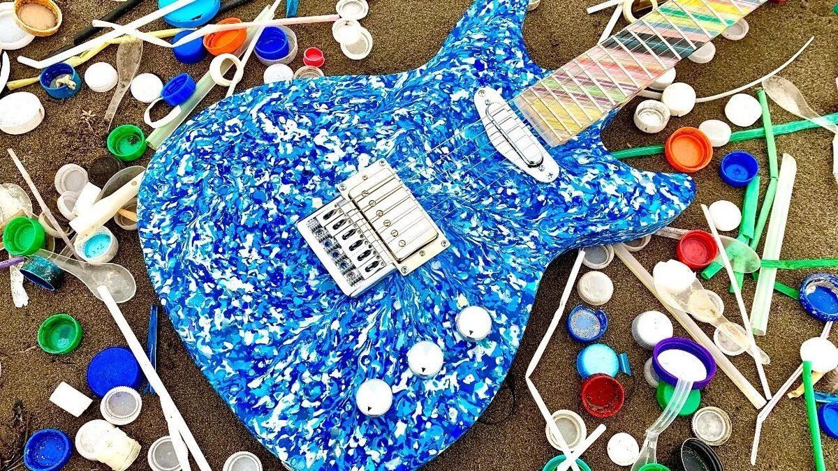 Из переработанного пластика: художник создал уникальную "экофредли" гитару - Тренды