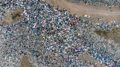Цвинтар одягу: у чилійській пустелі накопичуються тонни викинутих речей