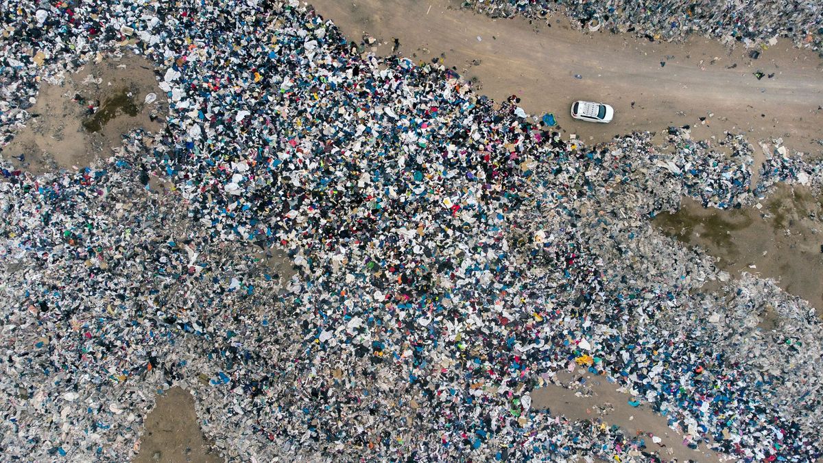 Кладбище одежды: в чилийской пустыне накапливаются тонны выброшенных вещей - Тренды