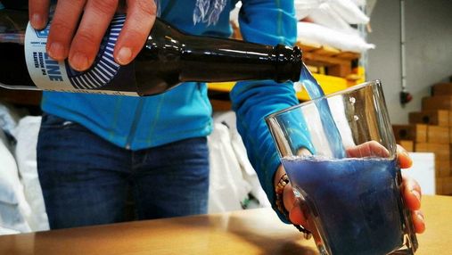Во Франции варят пиво нетрадиционного цвета с микроводорослями