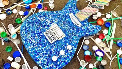 Из переработанного пластика: художник создал уникальную "экофредли" гитару