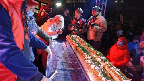 В Харькове создали гигантский хот-дог: установлен рекорд